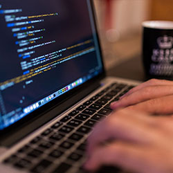 汤头条轻量版下载深度揭秘：真相风波背后，主持人在机场贵宾室的角色极具争议令人意外